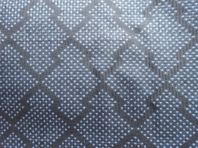 アンティーク　松皮菱模様織出し本場泥大島紬着物（5マルキ）